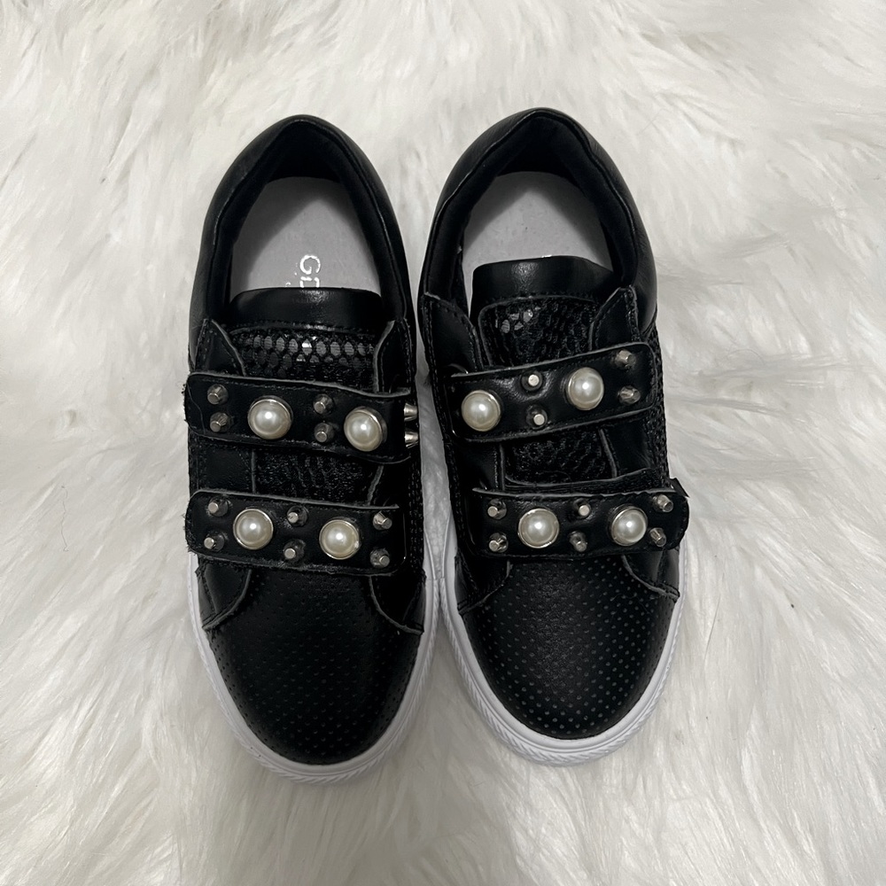 Little girls black breathable sneakers with pearls on top